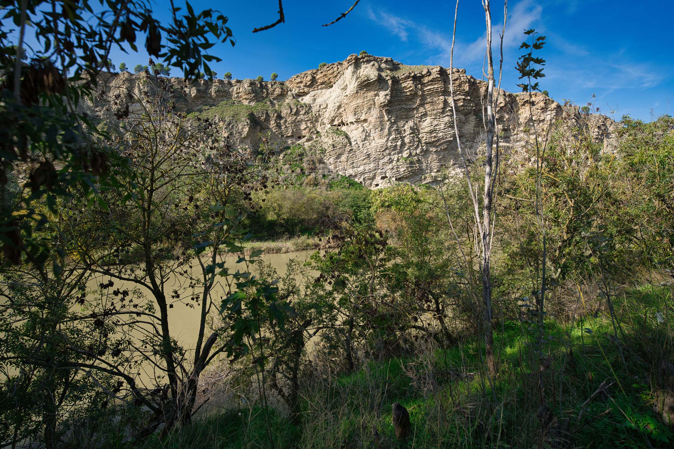 orilla del río y montaña rocosa