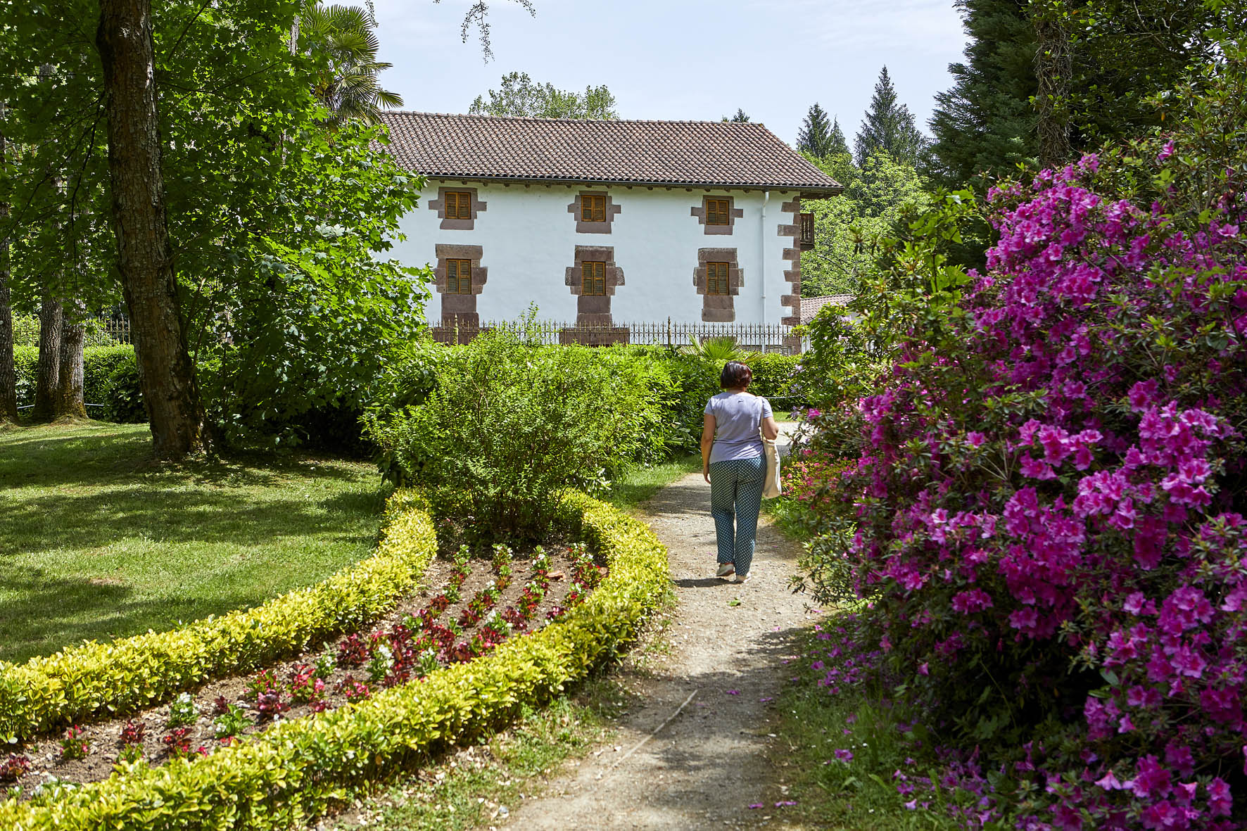 mujer de espalda andando por el jardín de Bertiz