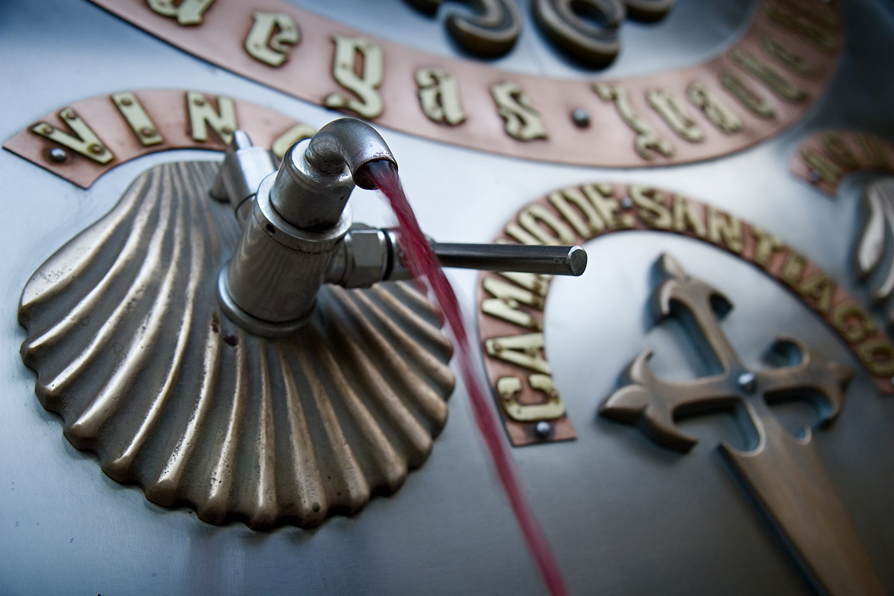 caño de la fuente manando vino