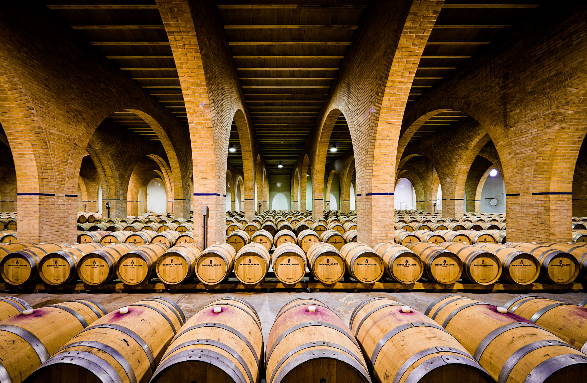 nave con barricas y arcos de ladrillo