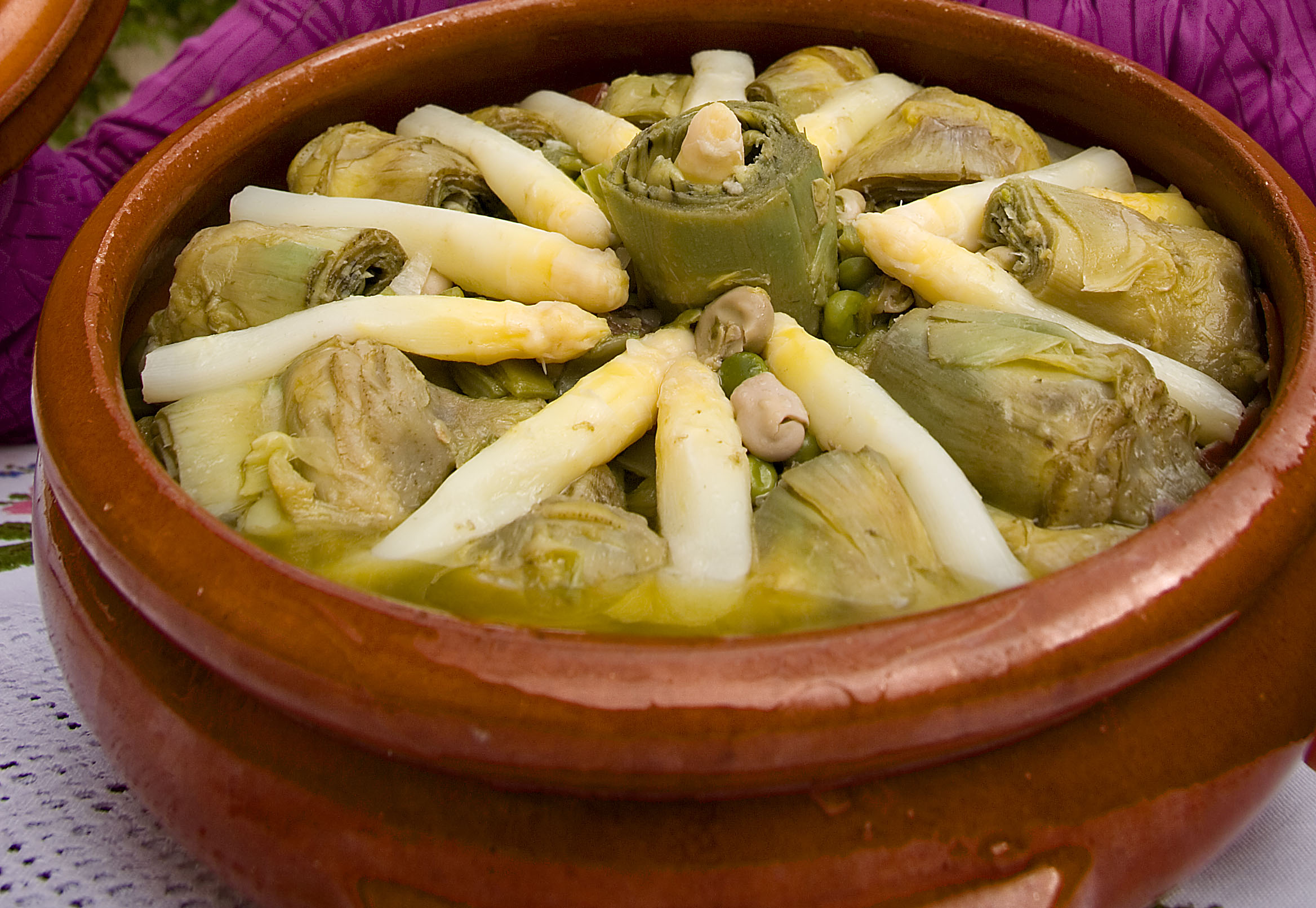 fuente de barro con menestra