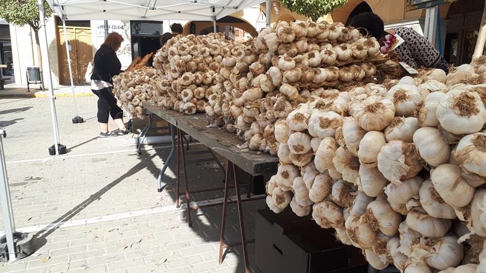puesto en mercado de la calle con ajos de Falces