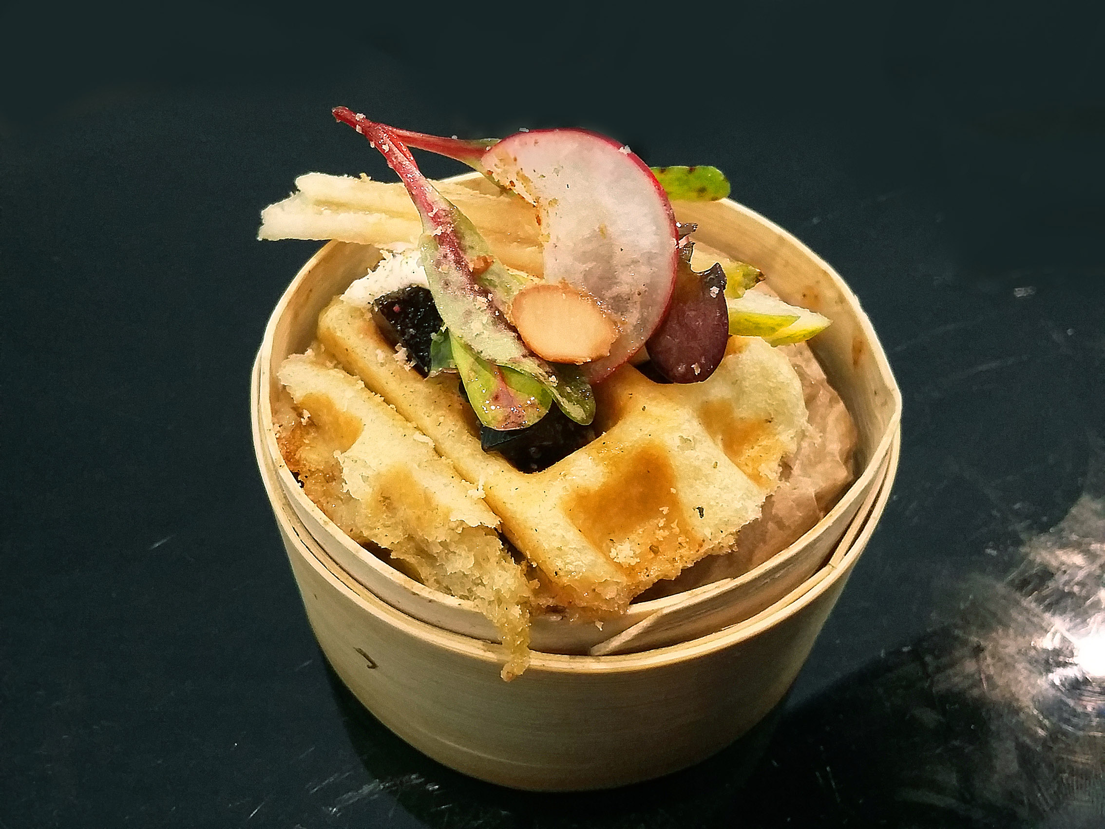 pincho en una cajita redonda de madera