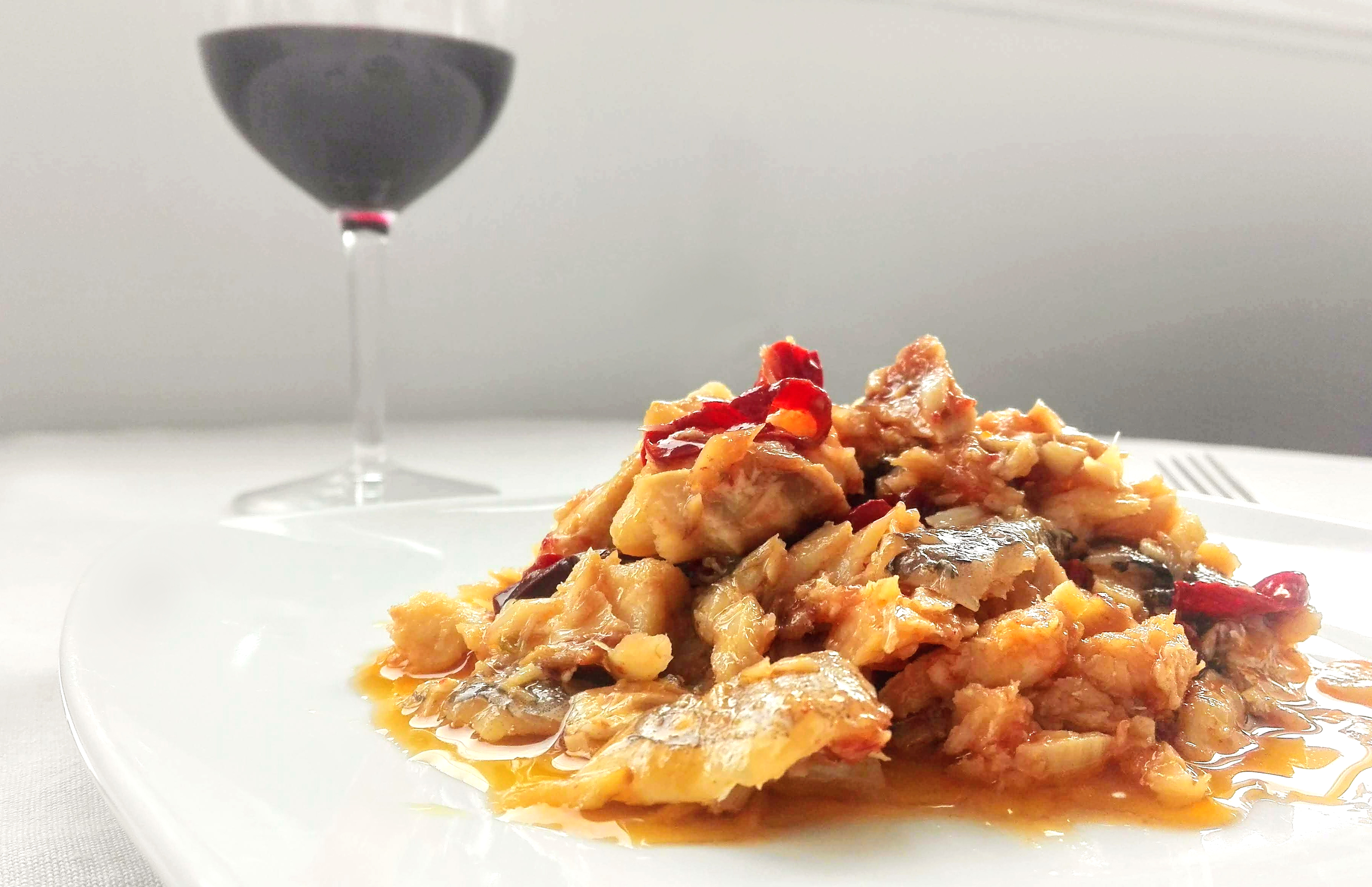 planto de ajoarriero y detrás una copa de vino