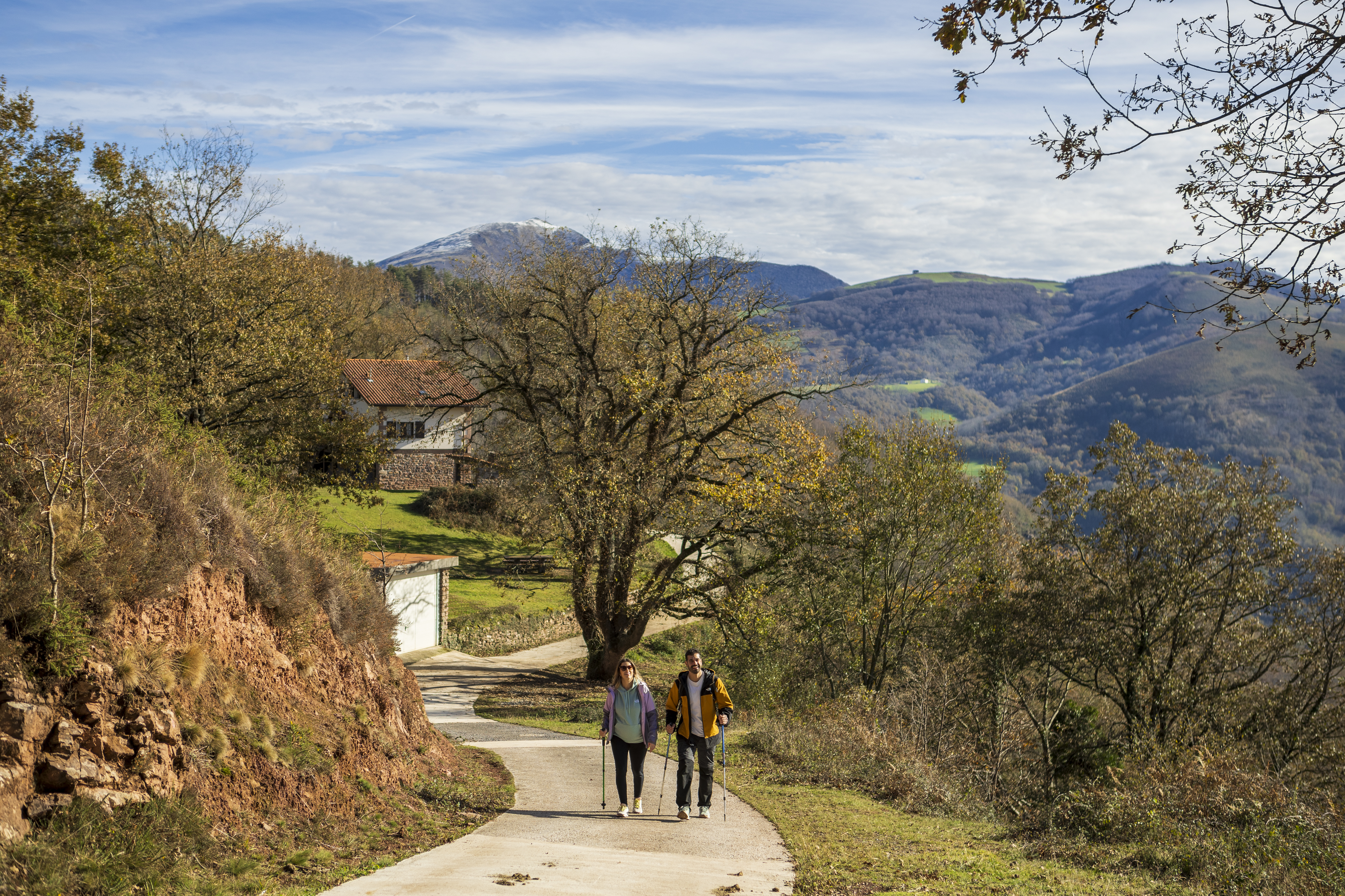 2 senderistas por paisaje rural del Baztan