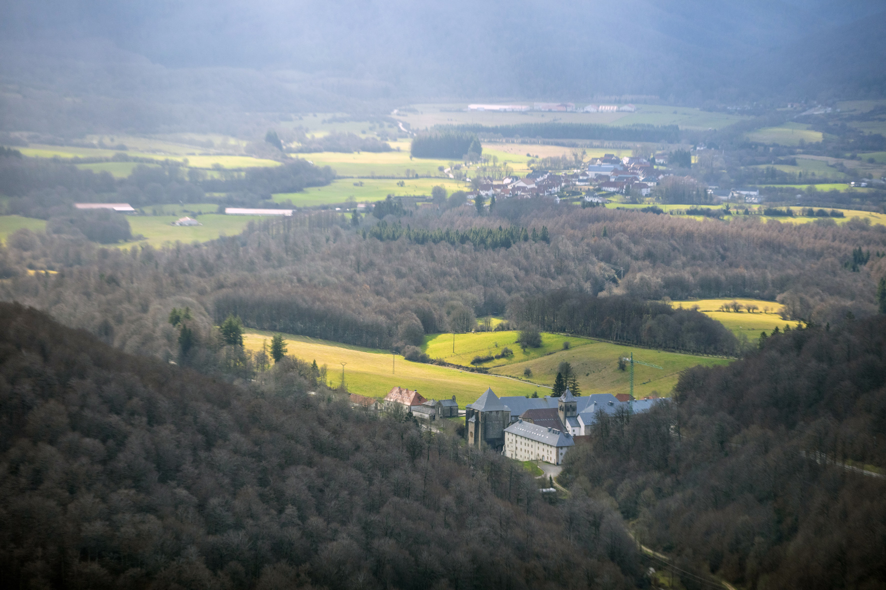 vista del monte que rodea Roncesvalles y al fondo Burguete