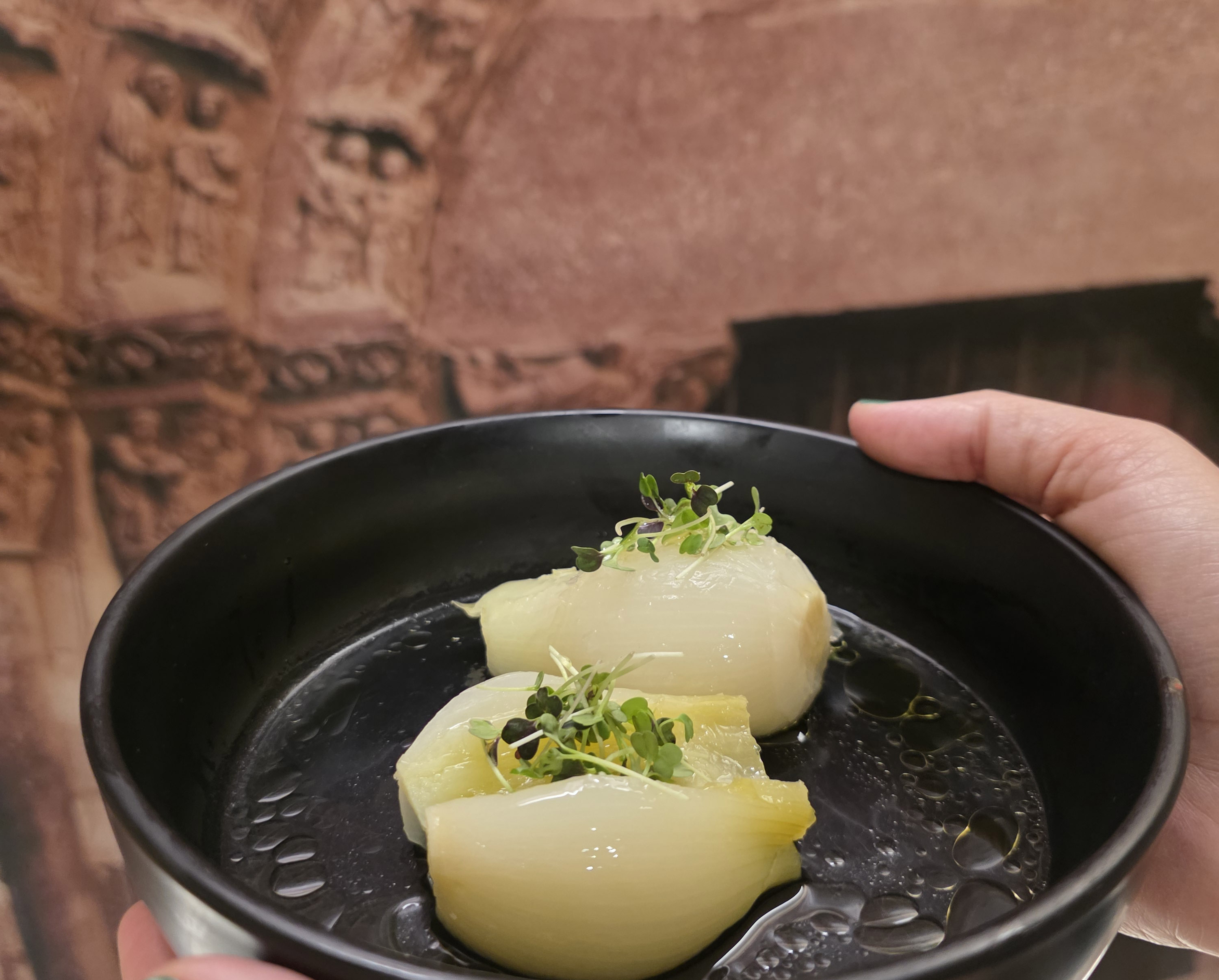 plato con dos cebolletas