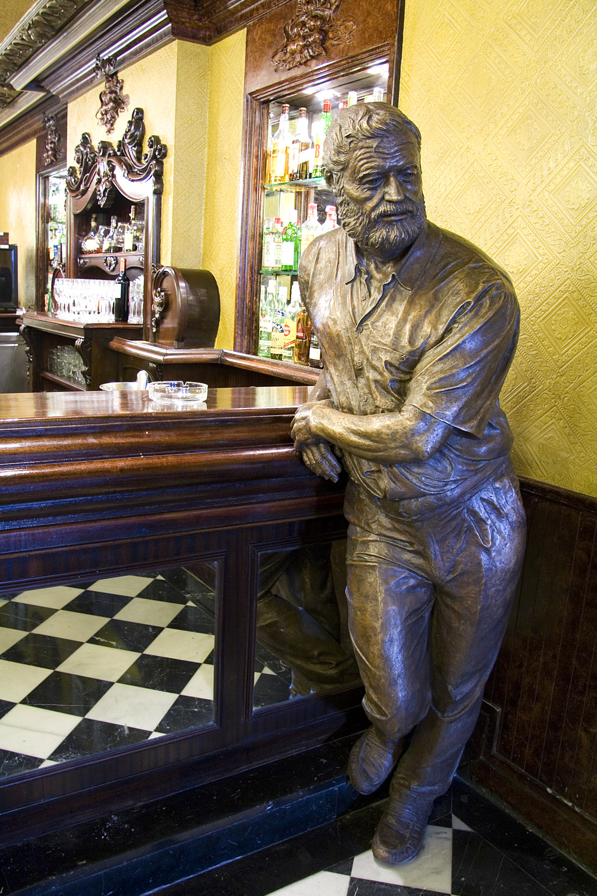 escultura de Hemingway en el casino Iruña