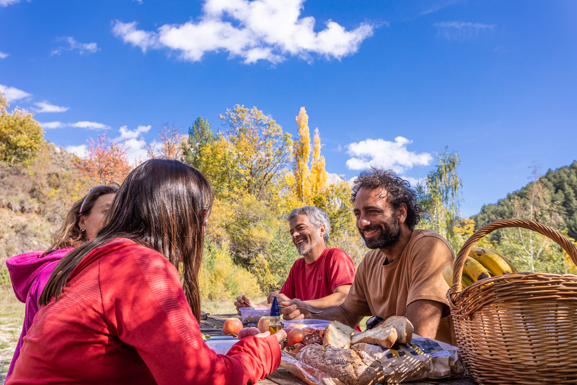 Dos hombres y dos mujeres sentado una mesa comiendo