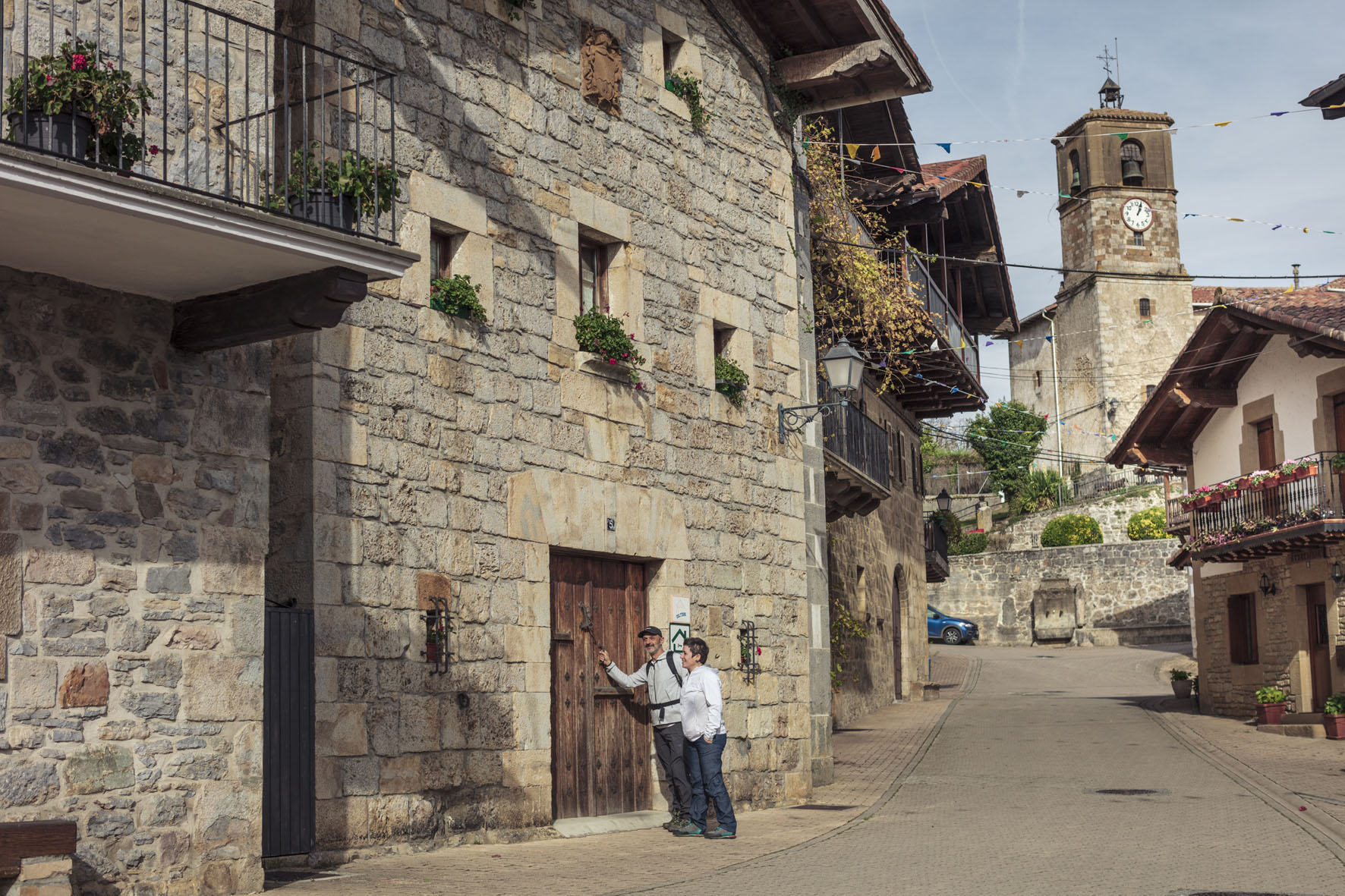 una pareja en la puerta de una casa de piedra