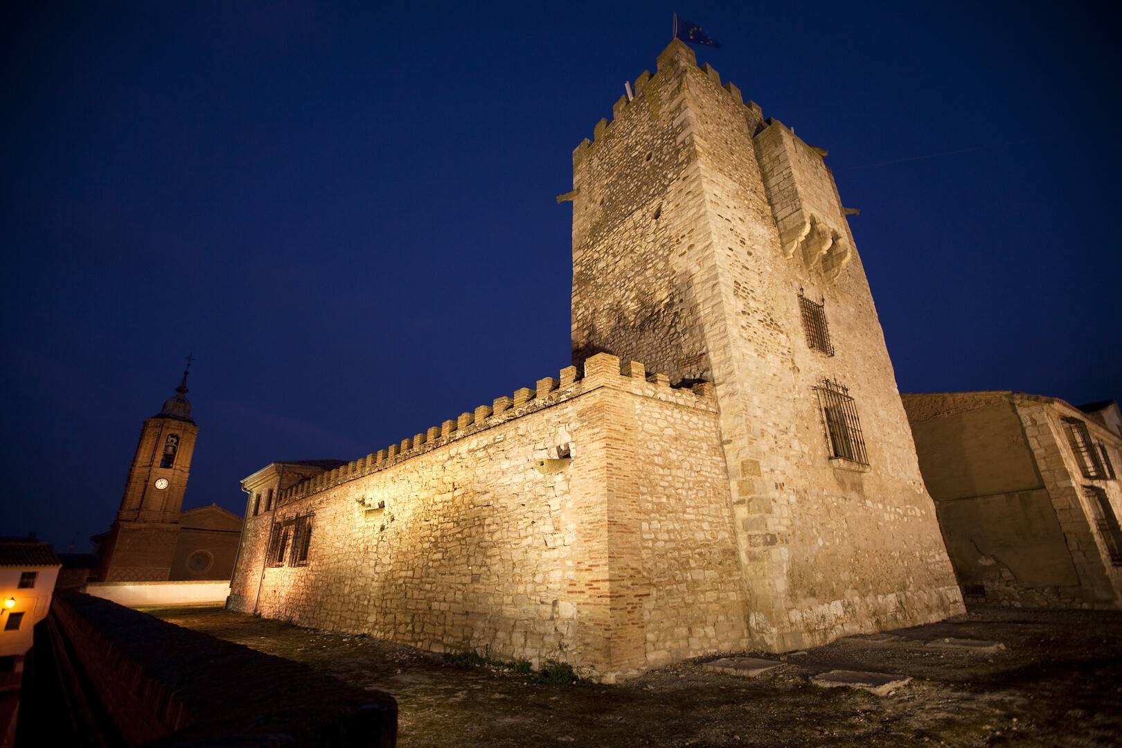 castillo de Cortes de noche