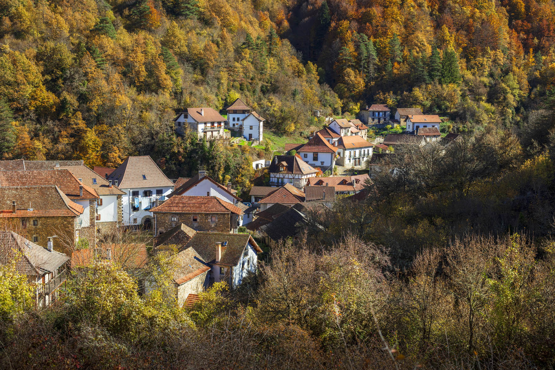 vista del pueblo de Uztárroz en otoño