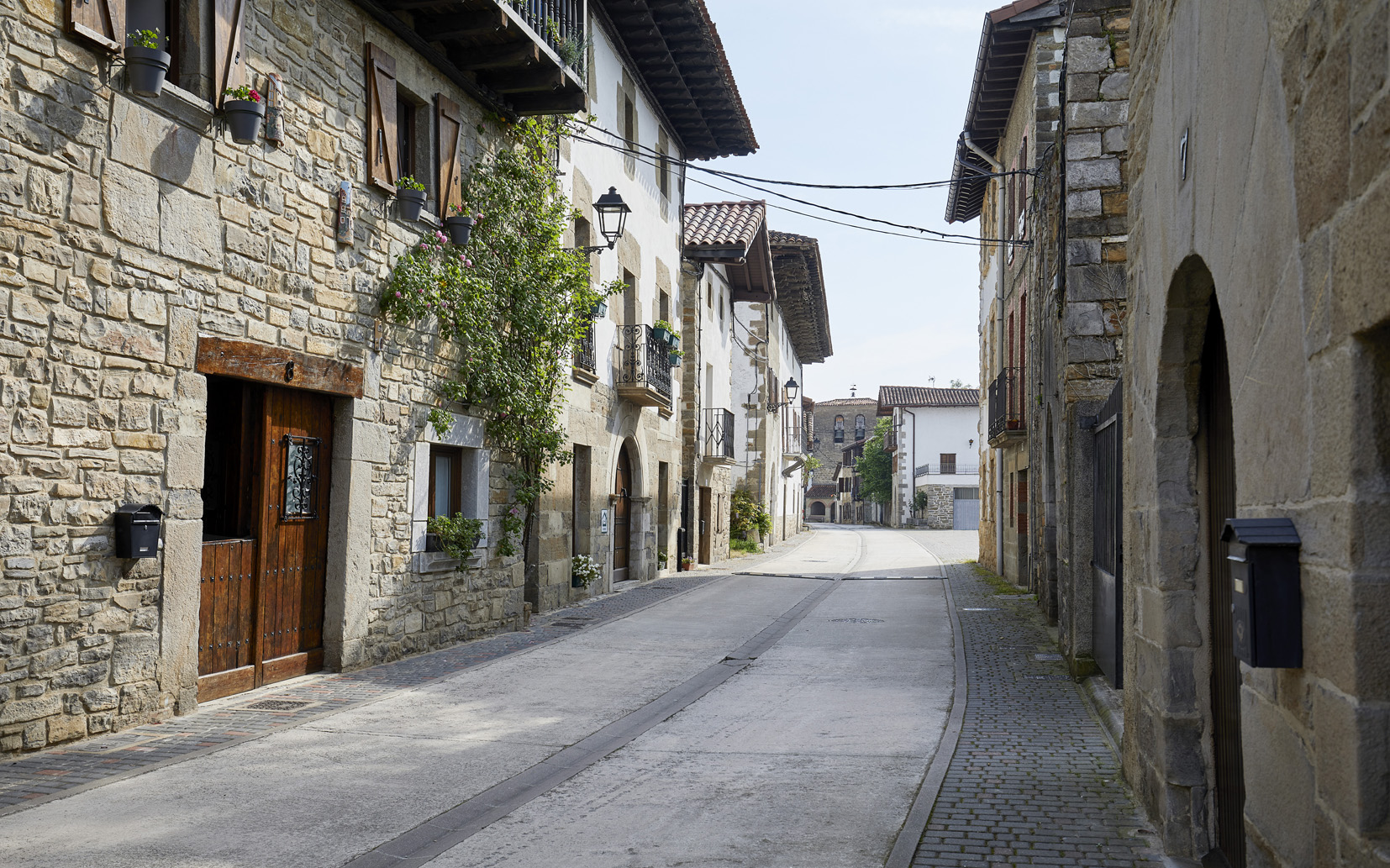 calle con casas de Larrasoaña