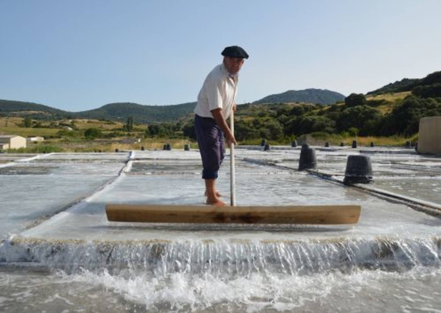 Producción artesanal de sal con agua de manantial en Salinas de Oro