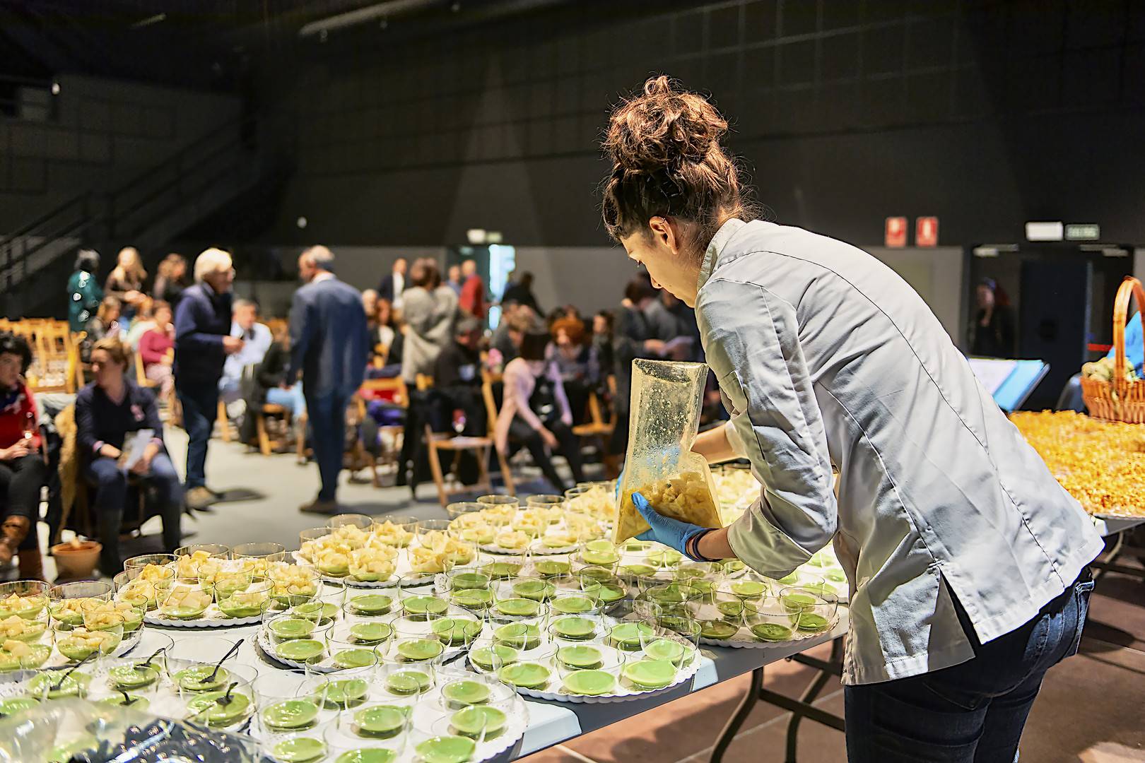 Chica preparando una experiencia gastronómica
