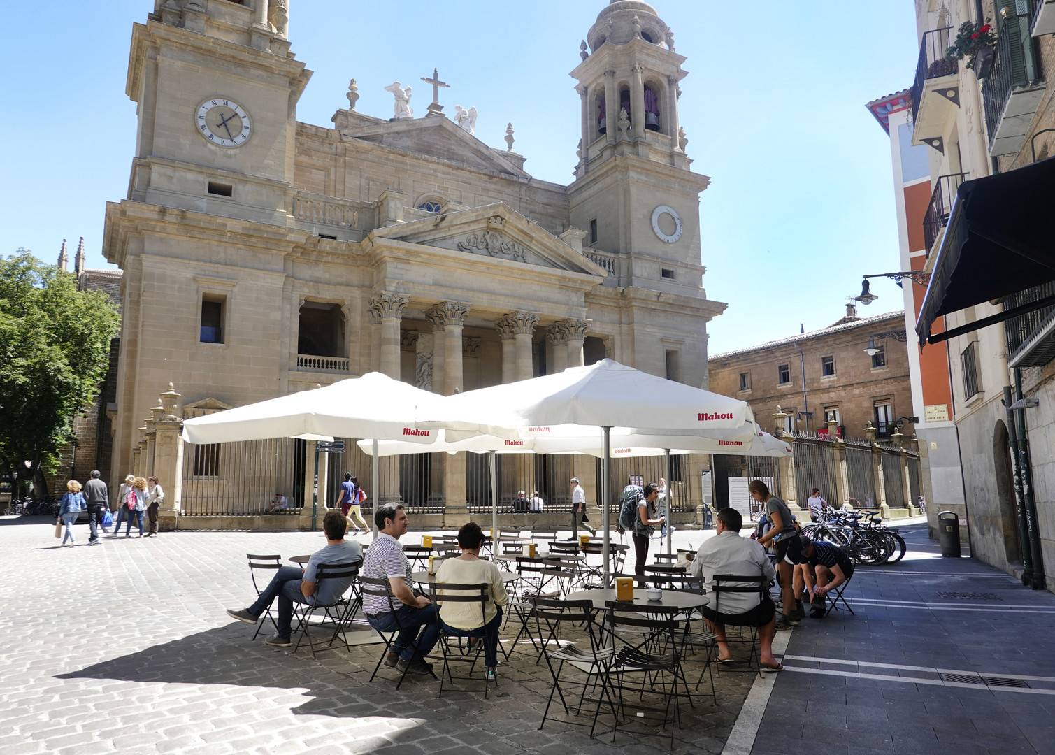 Terrasse du bar en face de la cathédrale Sainte-Marie