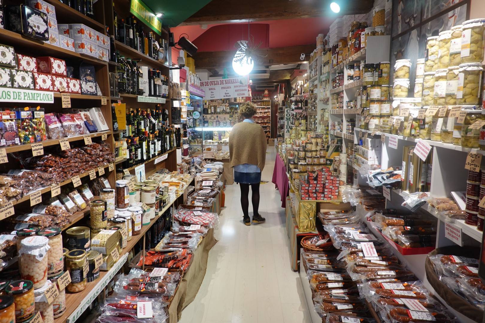 Client dans une boutique gourmande de produits locaux