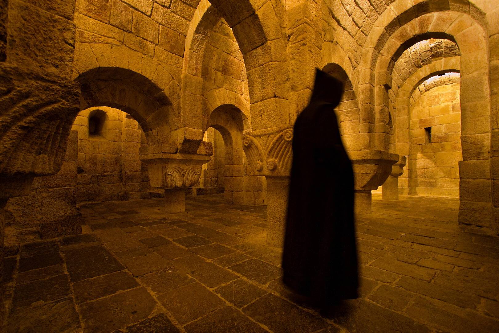 Moine dans la crypte du monastère de Leyre
