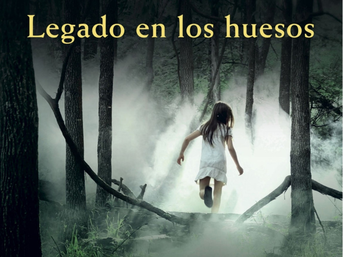 Niña corriendo entre los árboles y la niebla