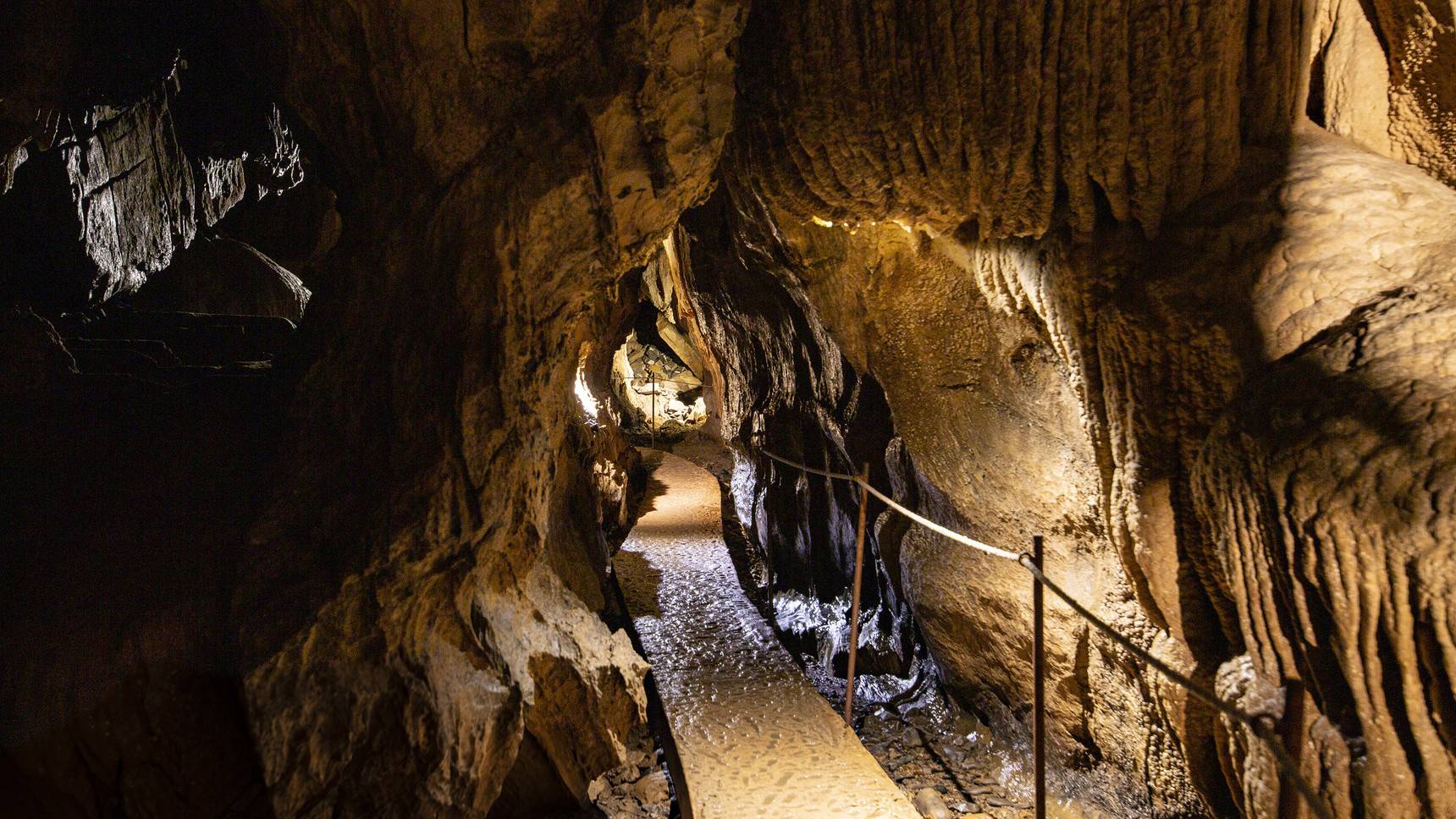 Interior de una cueva