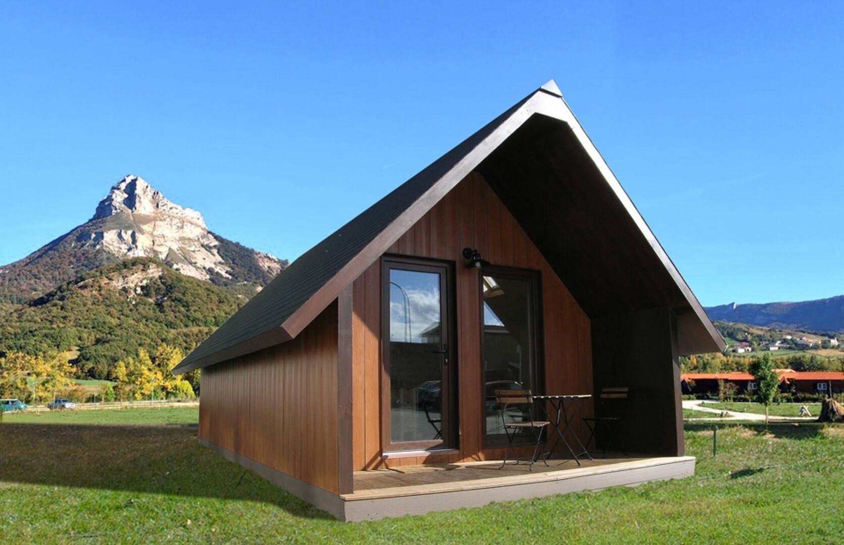 Maison en bois dans un éco-camping avec le Mont Beriain en arrière-plan