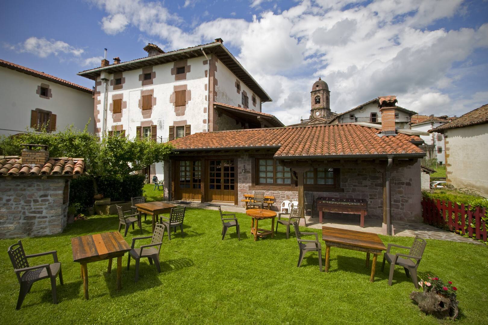 Fachada y jardín de una casa rural
