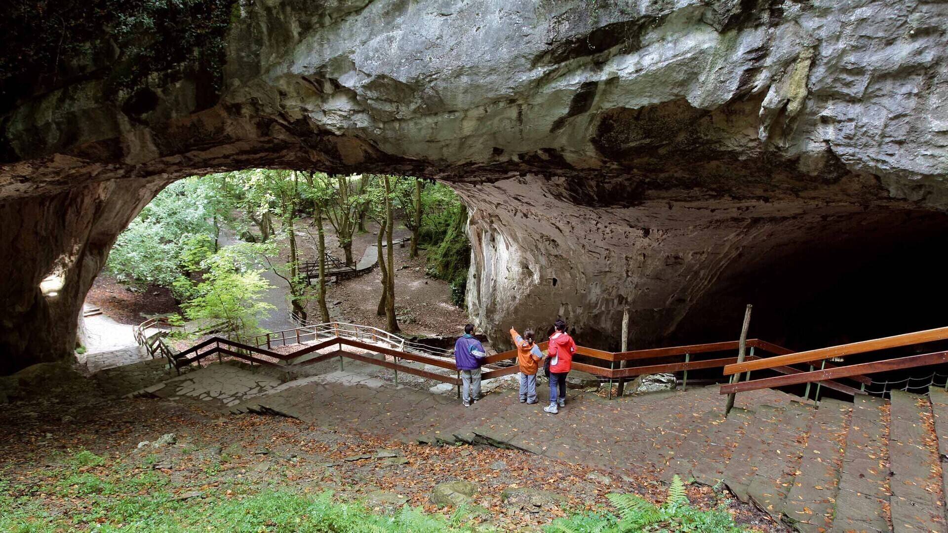 Visita la Cueva de Zugarramurdi