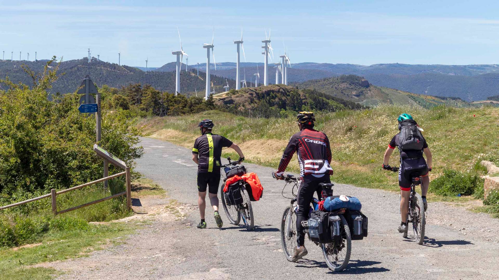 tres peregrinos en bici en el Perdón