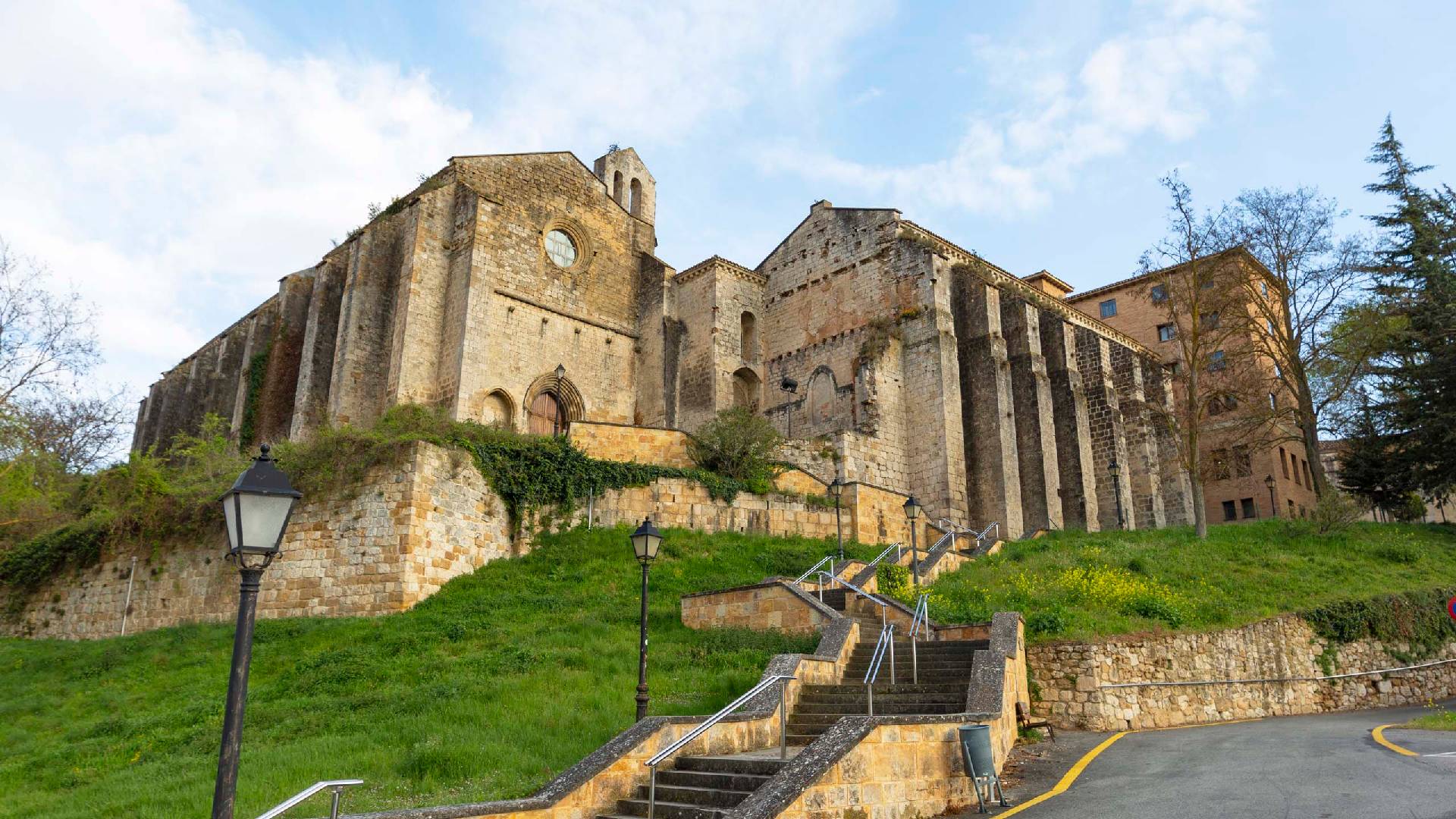 exterior santuario de San Miguel de Aralar