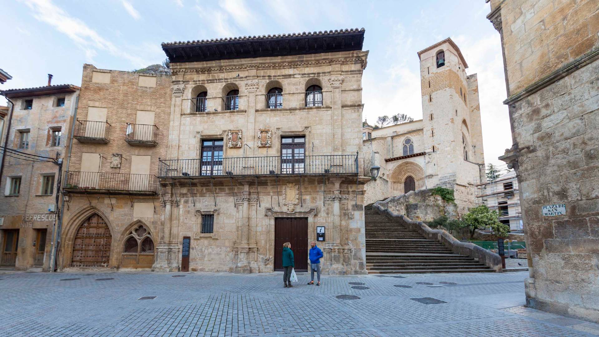 Antiguo Palacio de Justicia de Estella con San Pedro de la Rúa al fondo