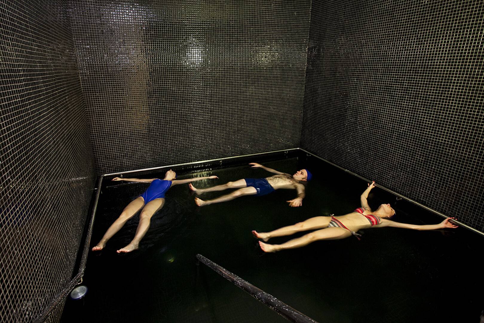 Tres personas en el flotarium del Balneario de Elgorriaga