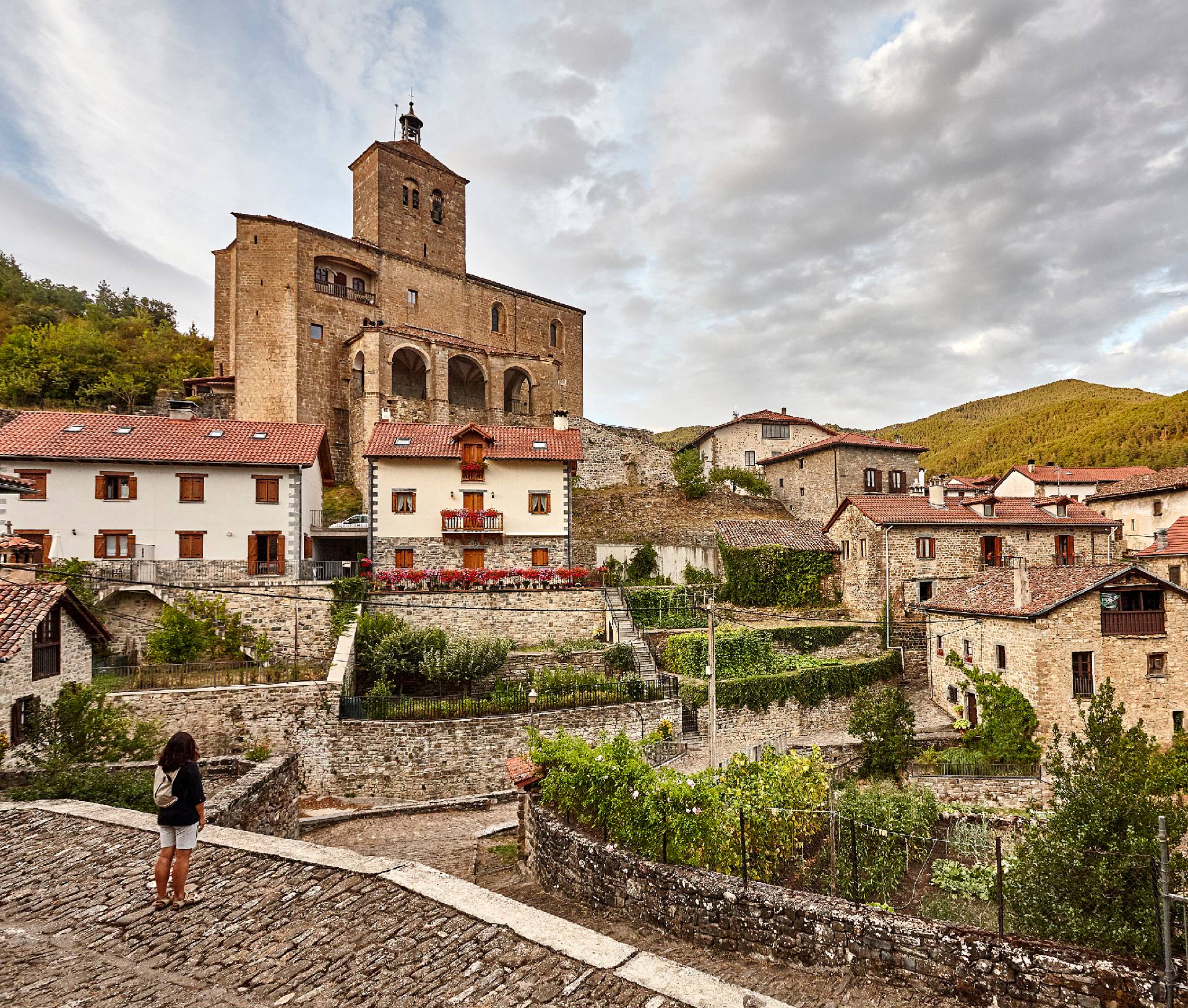 Mujer contemplando el pueblo de Roncal