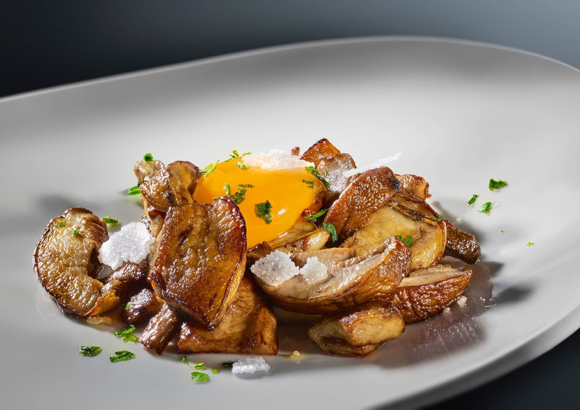 Plato de hongos con huevo