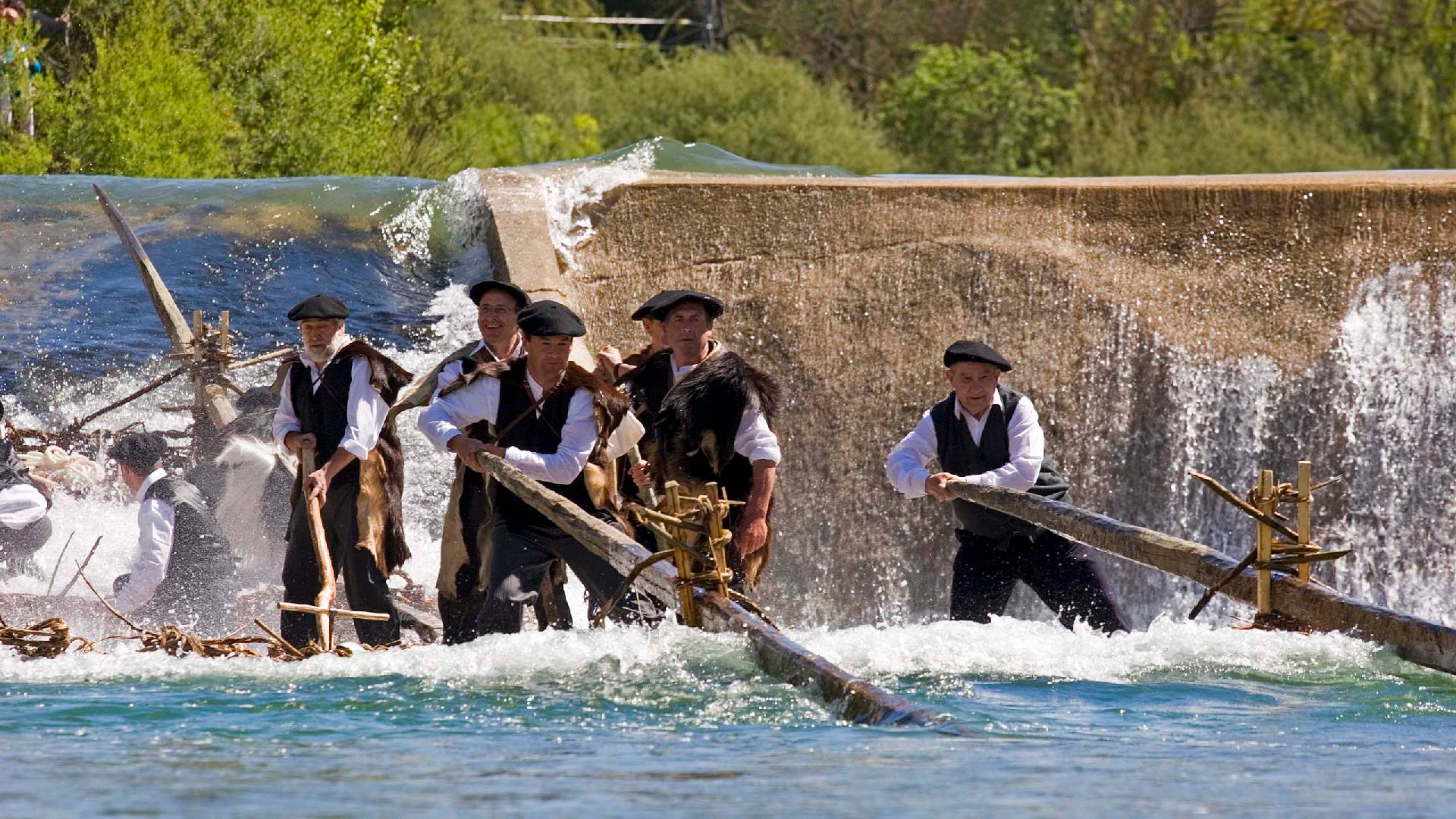 una almadia descendiendo por el río