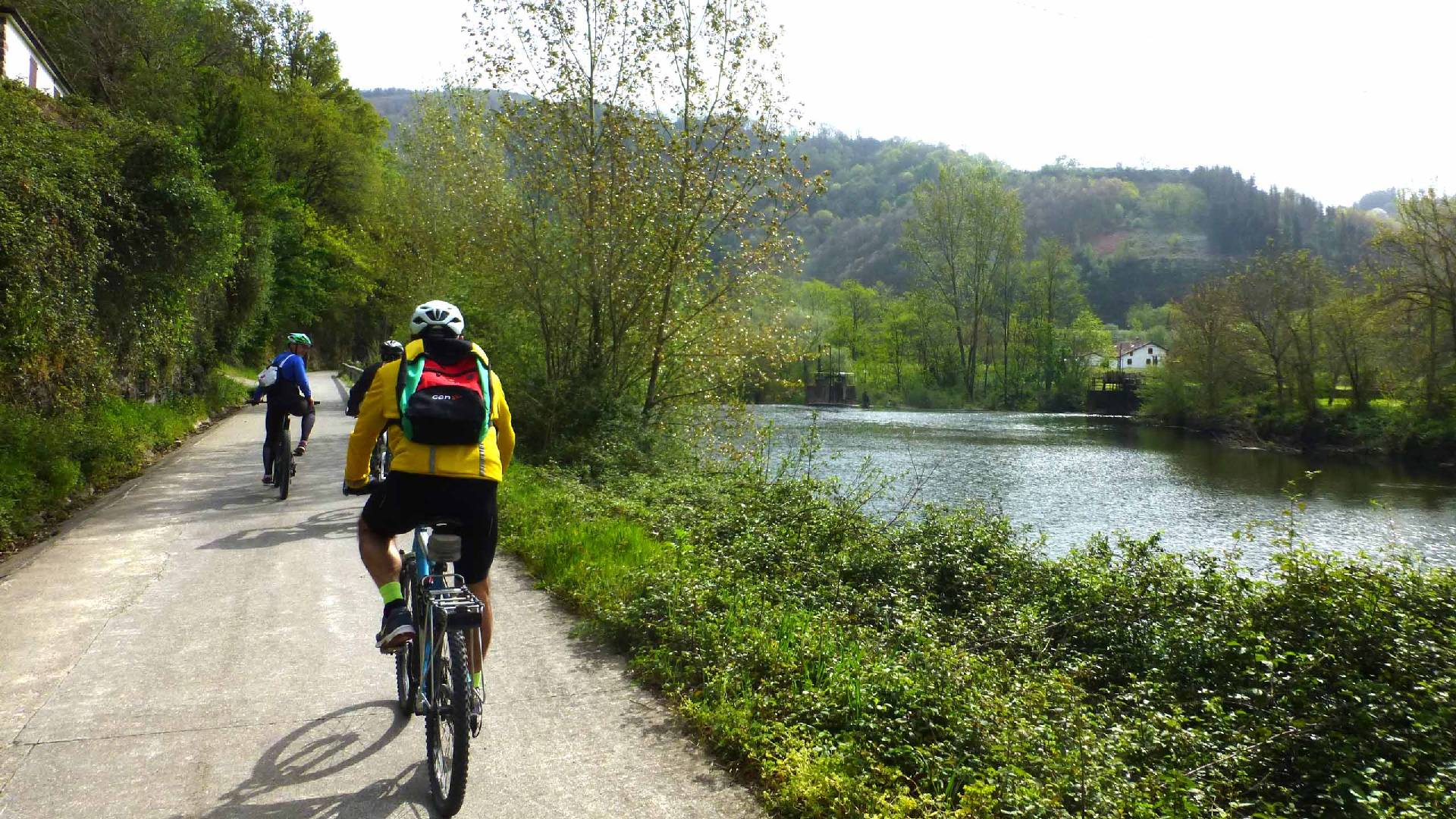 Cyclistes sur la voie verte de bidasoa le long de la rivière