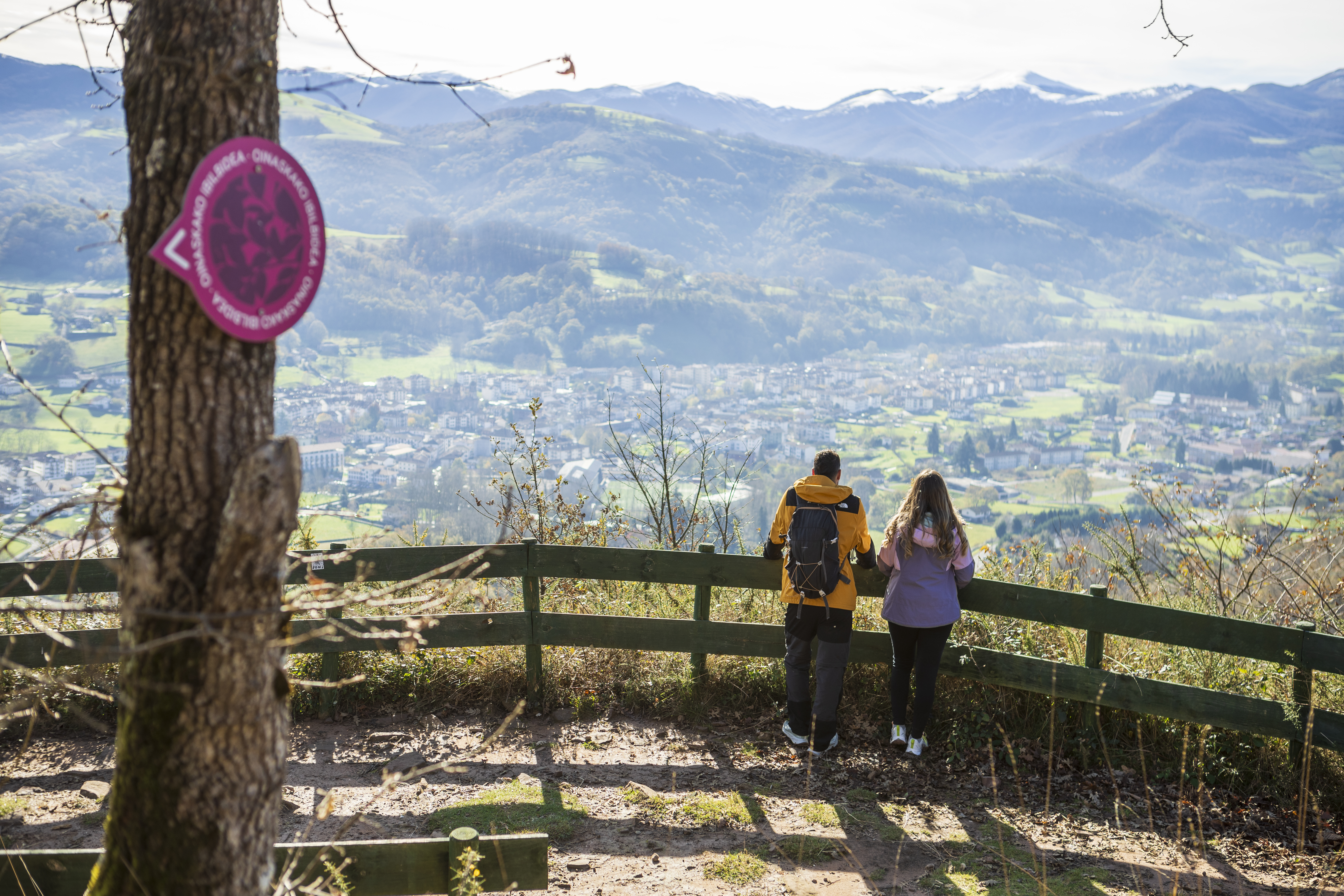 Mirador Elizondo en el sendero a la cascada de Oinaska con 2 personas