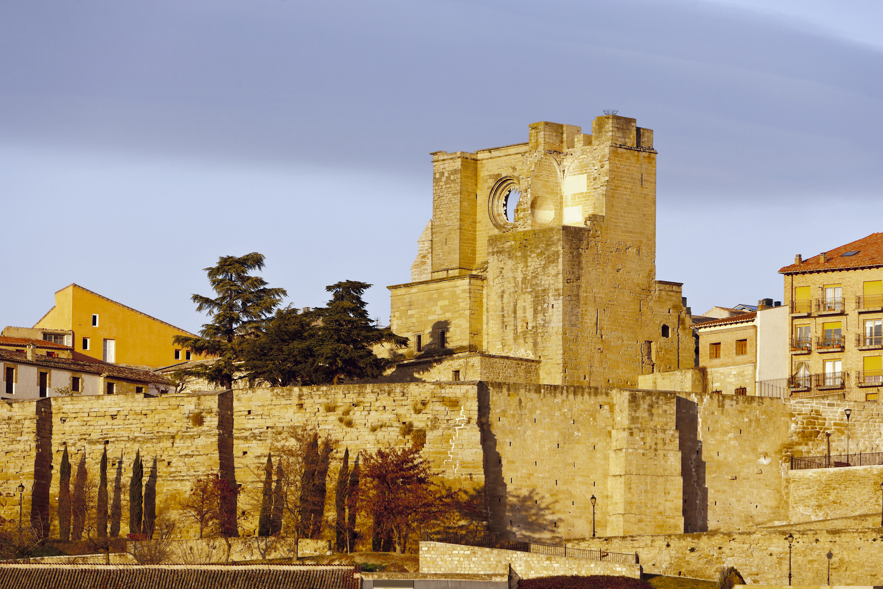 murallas y restos iglesia de San Pedro en Viana