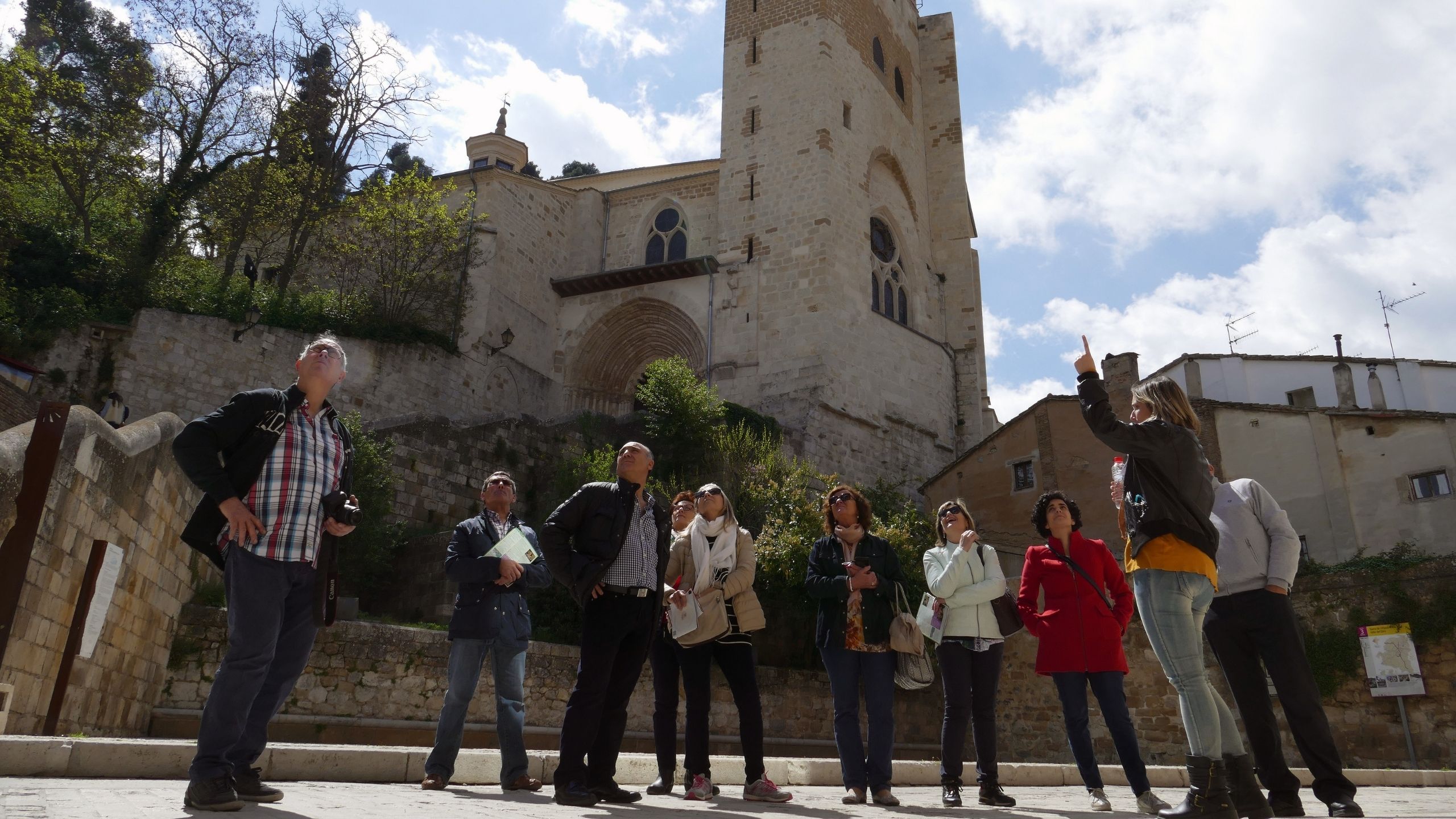 grupo de personas en una visita guiada en Estella-Lizarra