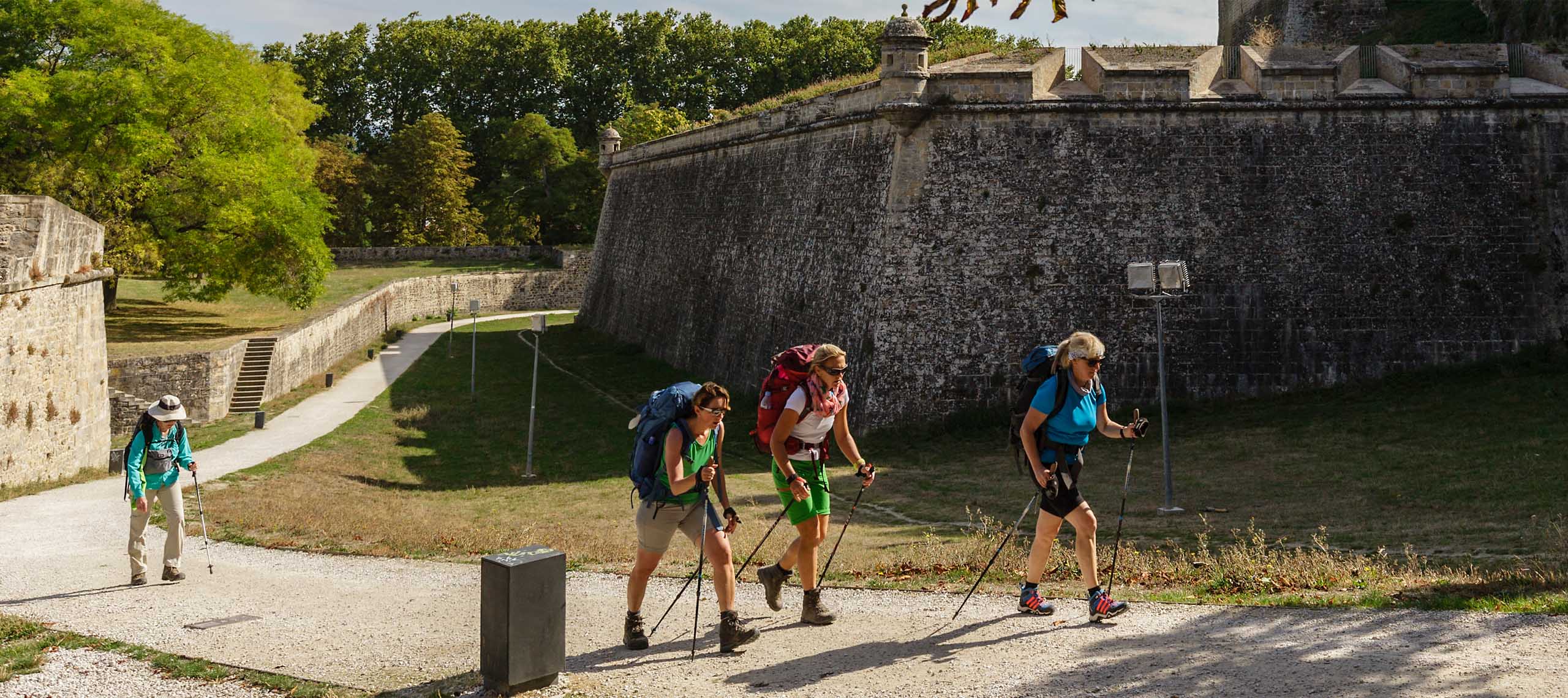 peregrinos andando por las murallas de Pamplona