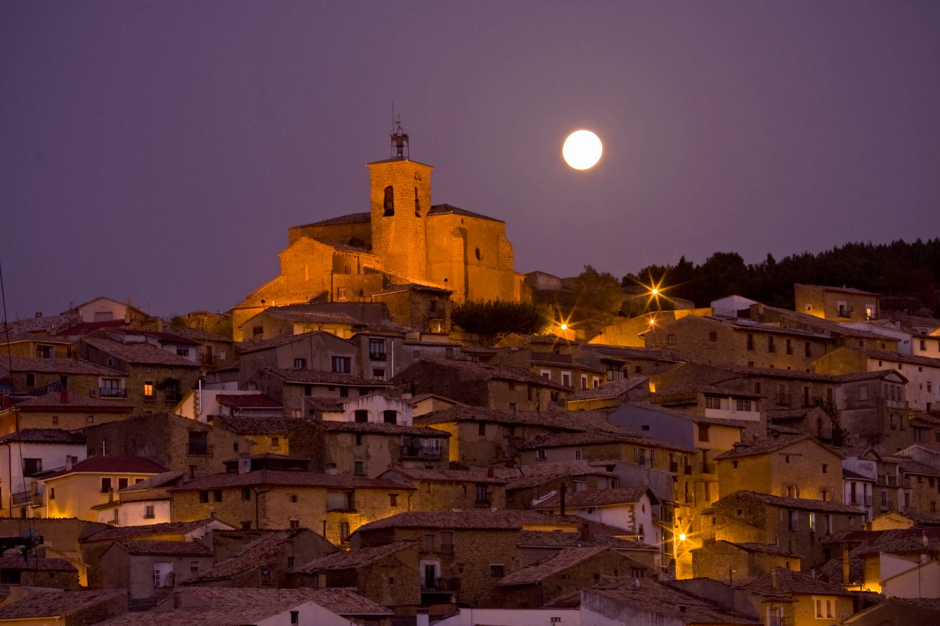 pueblo de Aibar de noche