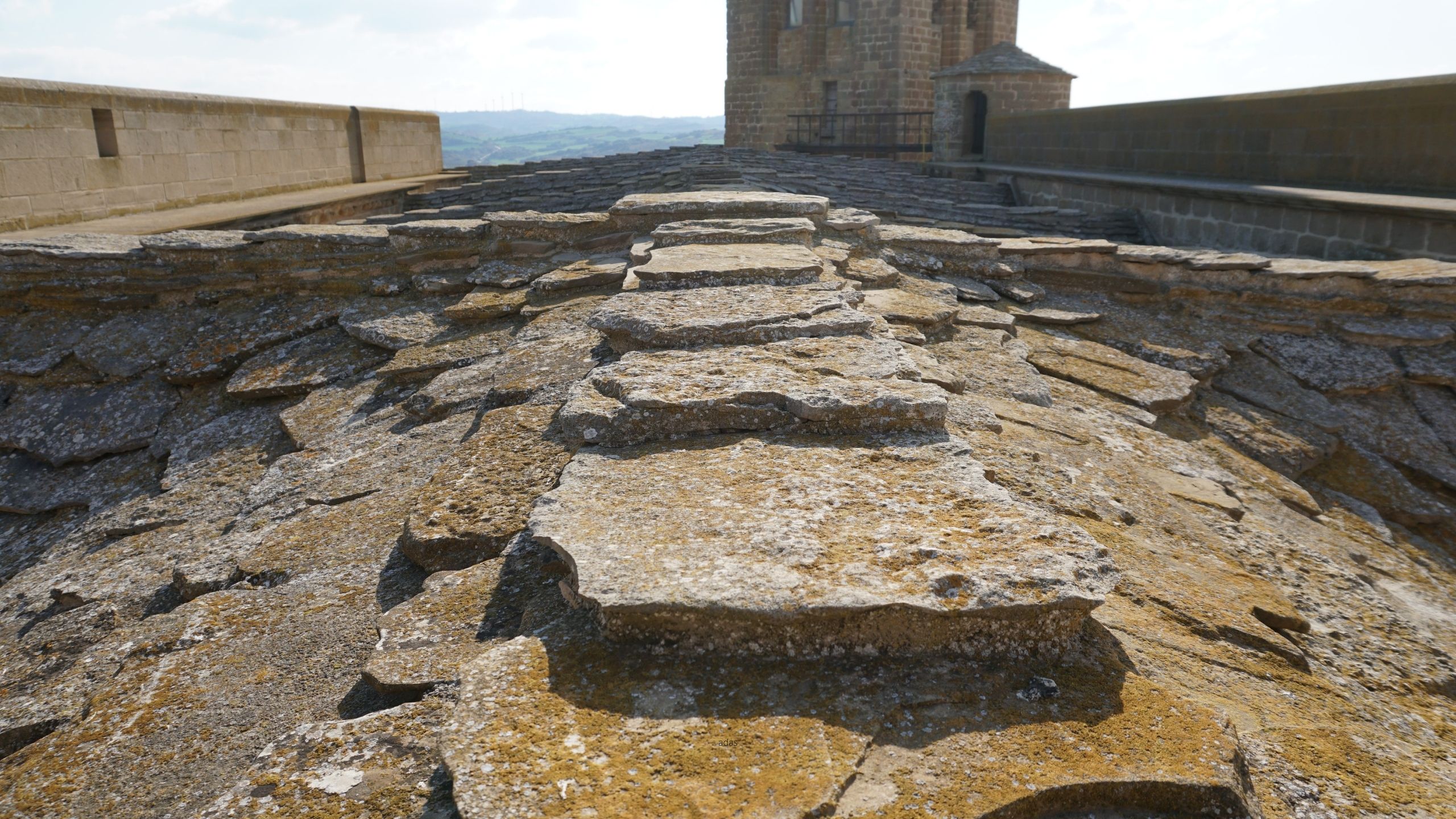 Viste de la forteresse d’Artajona et de l’Église de San Saturnino