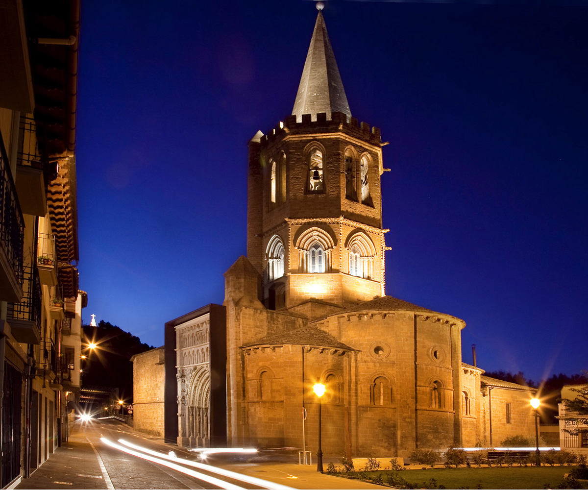 iglesia de Santa María de Sangüesa de noche