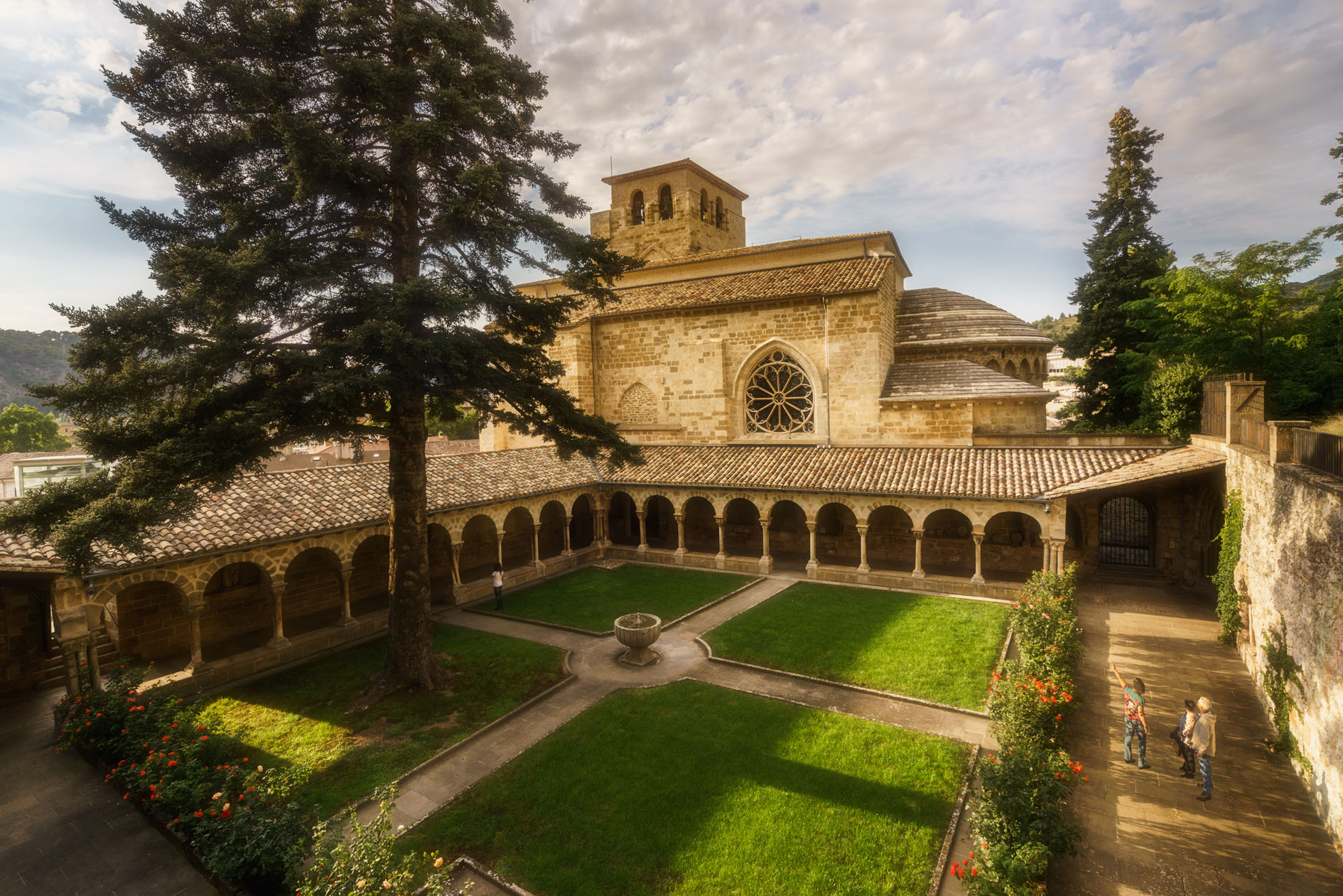 claustro e iglesia de San Pedro de la Rúa en Estella