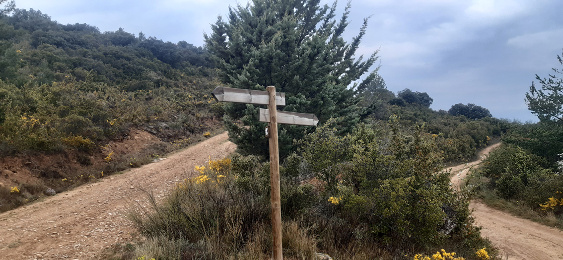 pista de tierra y poste de señalización del sendero