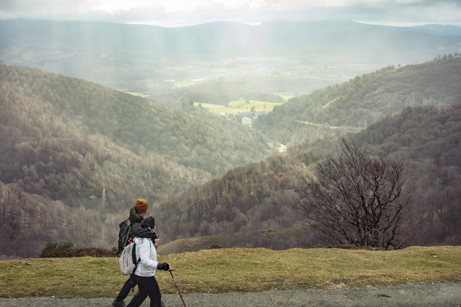 pareja andando y el fondo se ve Roncesvalles
