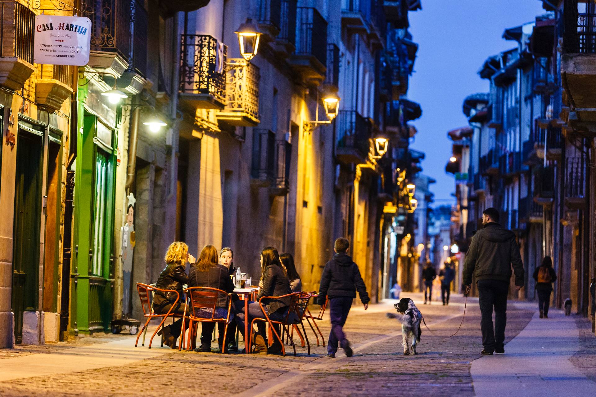 calle de Puente la Reina de noche