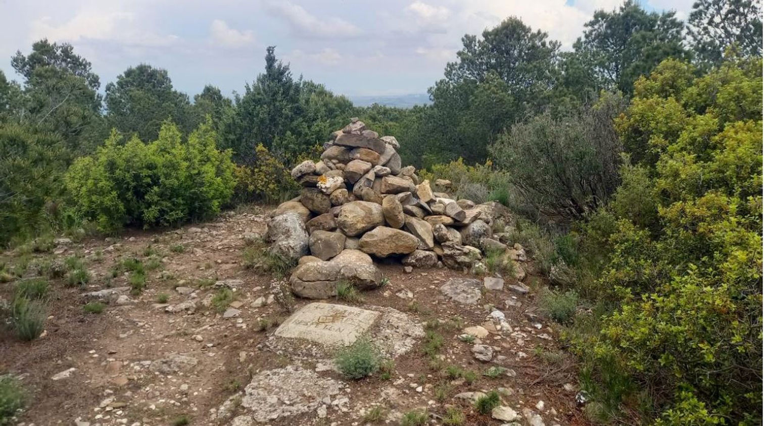 montñon de piedras en el camino