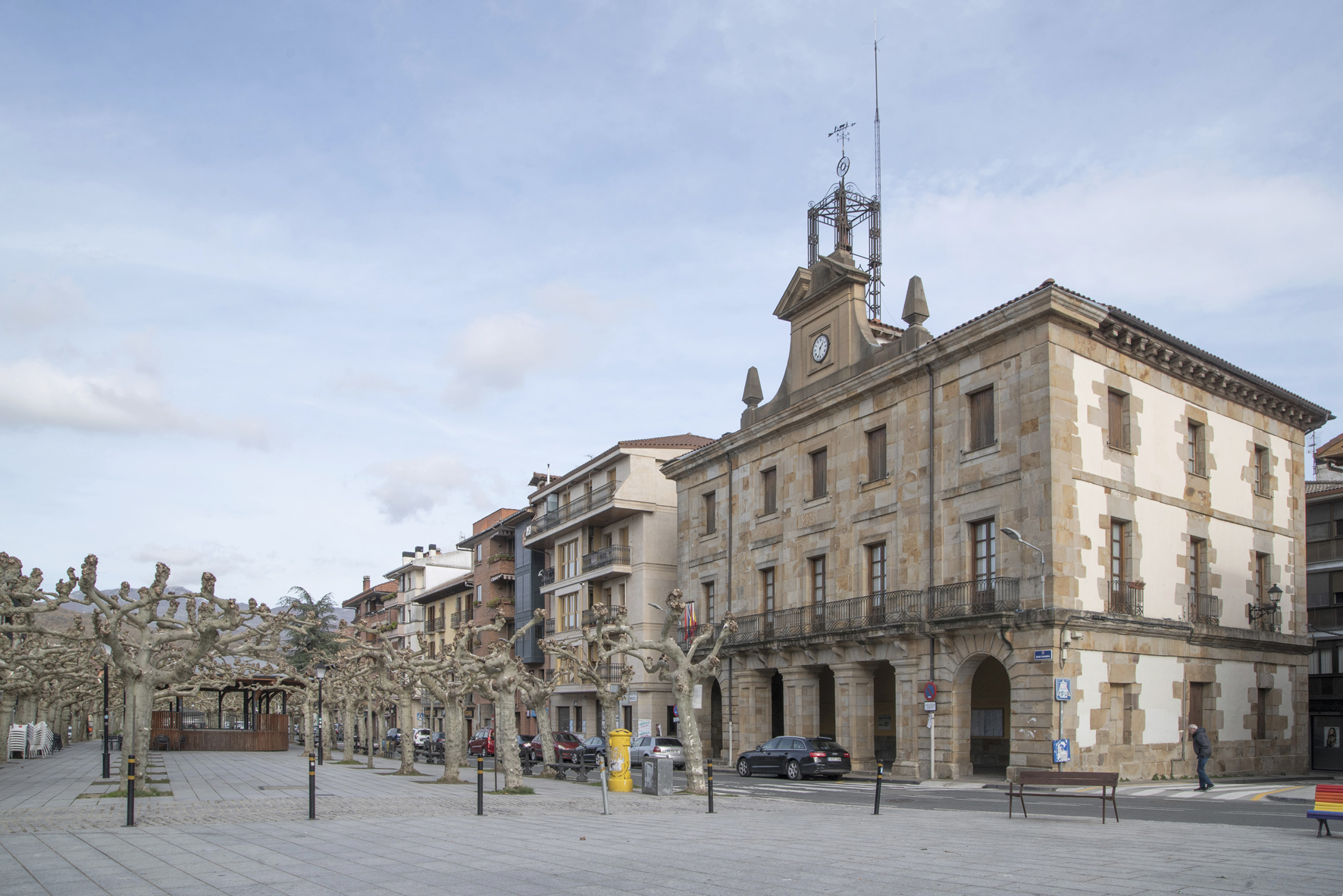 paso con árboles in hojas, quiosco y casas de Etxarri Aranaz