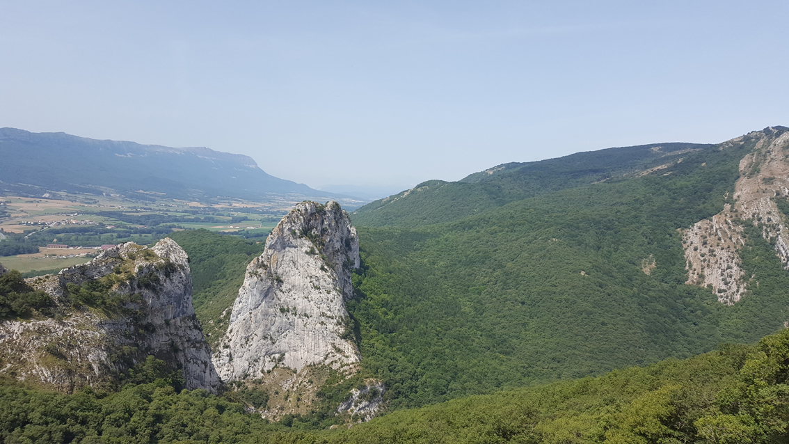 vista de peñascos y pueblo al fondo