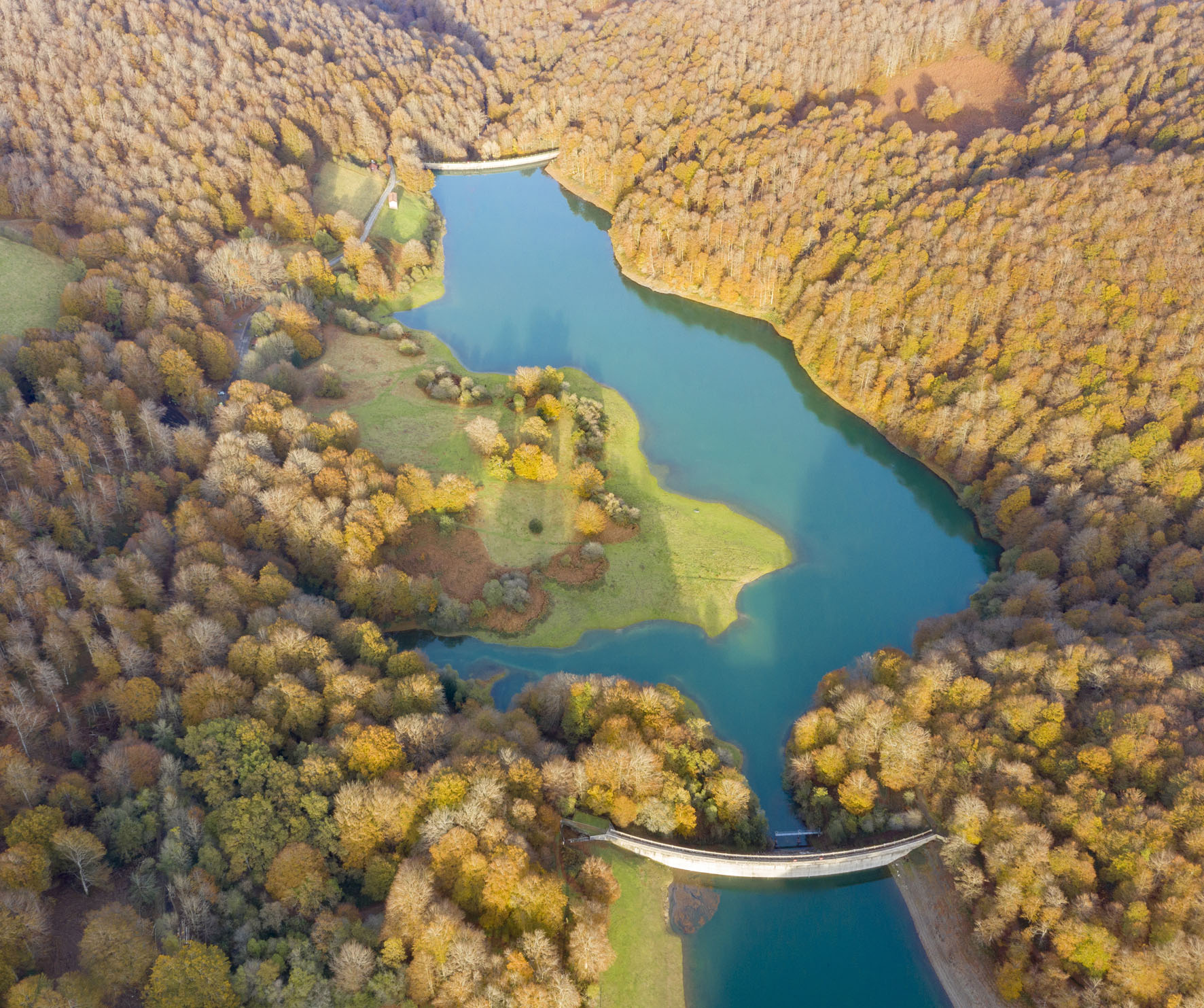 vista árera del embalse en otoño